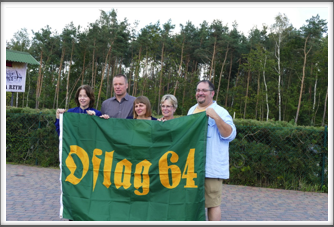 Susanna Connaughton, Mariusz Winiecki, Joanna Winiecki, Cindy Burgess, and David Weinstein holding Oflag 64 flag
